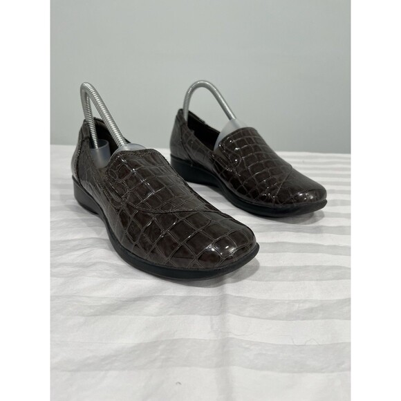 Clarks Women’s Croc Embossed Patent Edge Loafer Size 8M Brown.  Work Casual - Picture 2 of 11